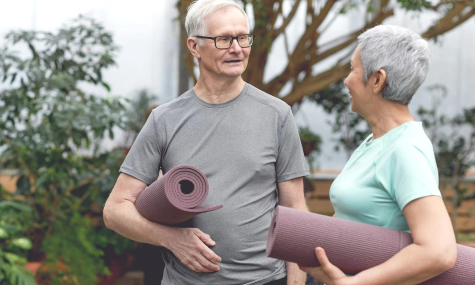 Entspanntes Paar bei einer gemeinsamen Massage