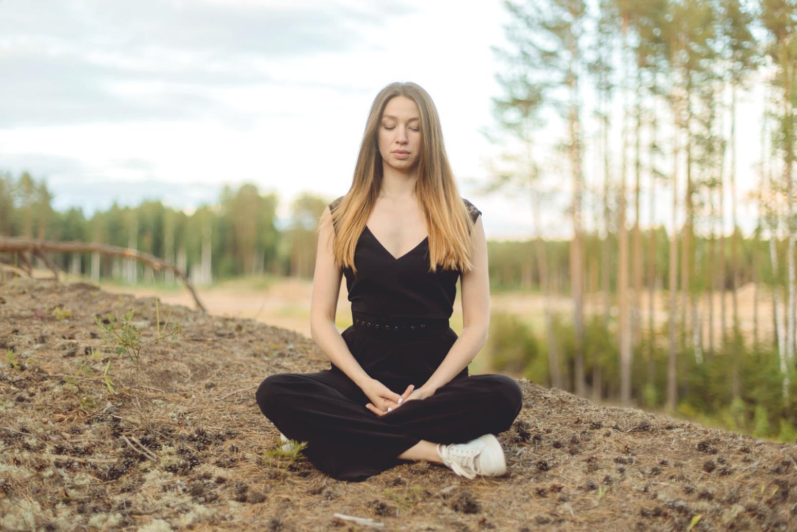 Massageraum mit warmem Licht und ruhiger Atmosphäre